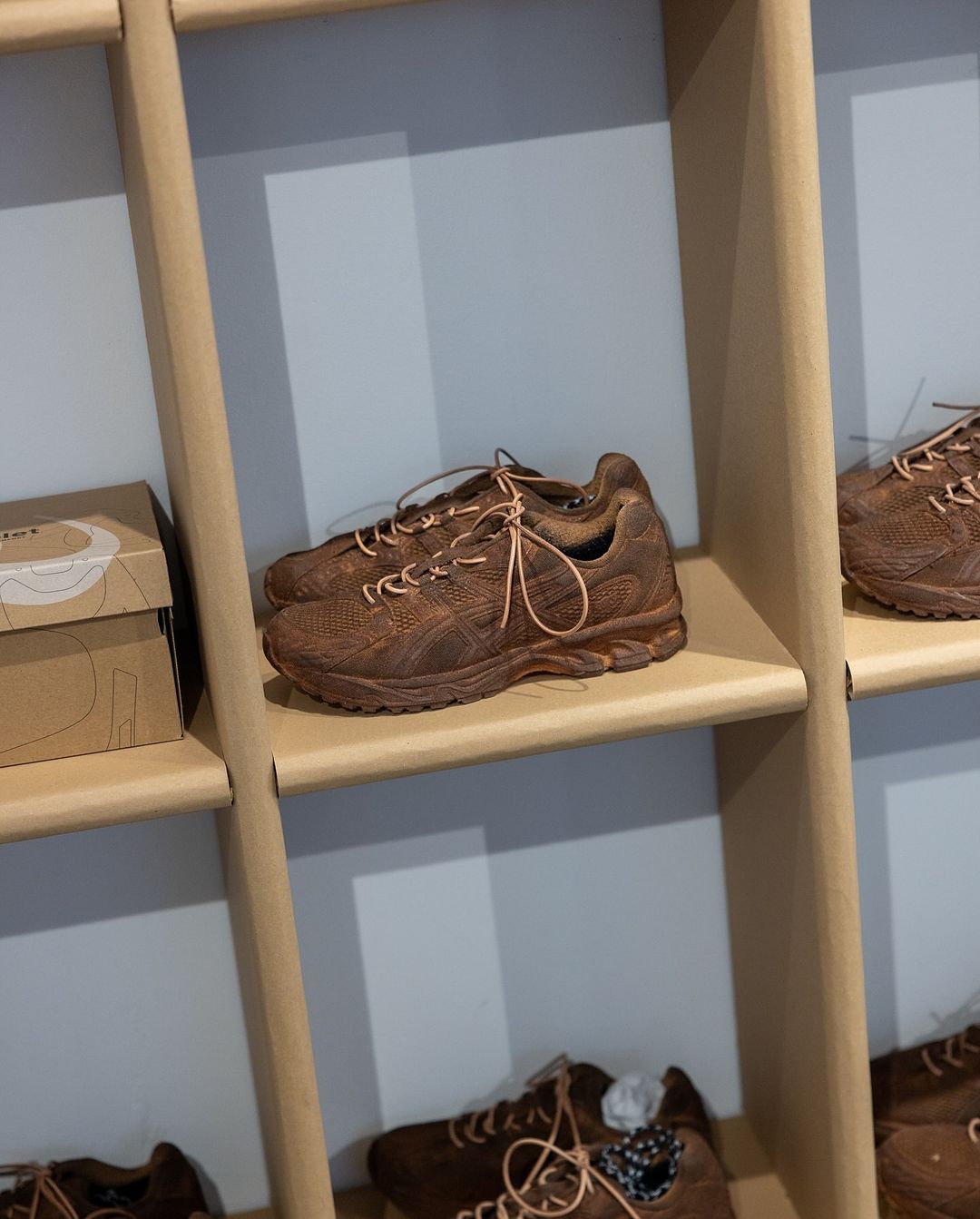 【2024年 11/16 発売】doublet x ASICS GEL-KAYANO 20 “Carton/Sand” (ダブレット アシックス ゲルカヤノ “カートン/サンド”) [1203A519.200]