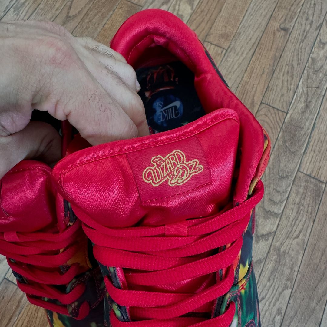 【2024年 12/19 & 12/23 発売】オズの魔法使い × NIKE SB DUNK LOW PRO QS (THE WIZARD OF OZ ナイキ ダンク ロー プロ) [FZ1291-600]