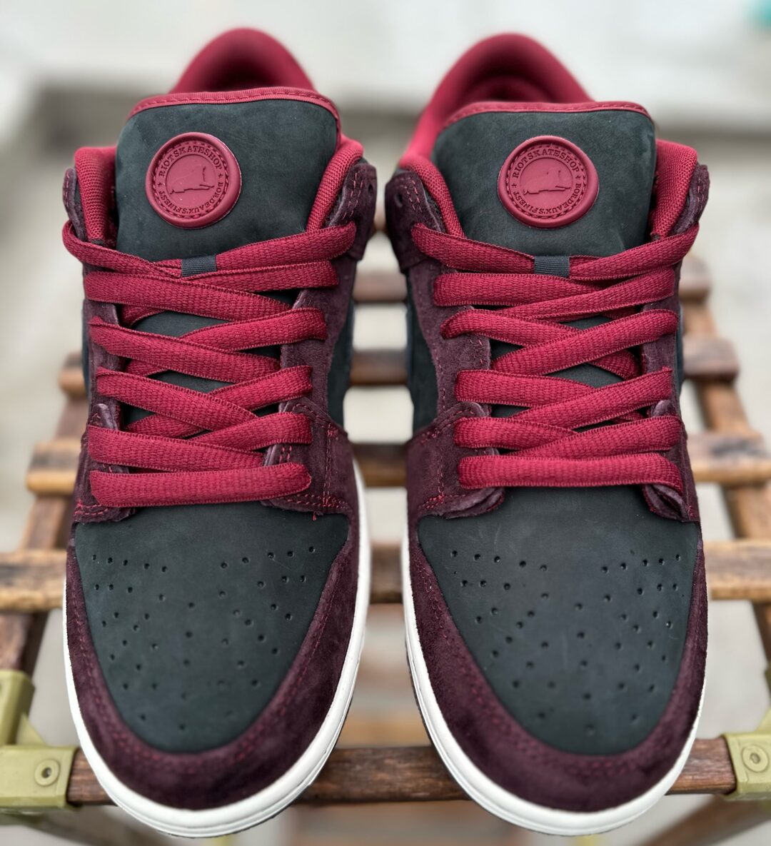 【国内 2025年 1/22 & 1/24 発売】Riot Skateshop × NIKE SB DUNK LOW (ライオットスケートショップ ナイキ ダンク ロー) [FZ1289-200]