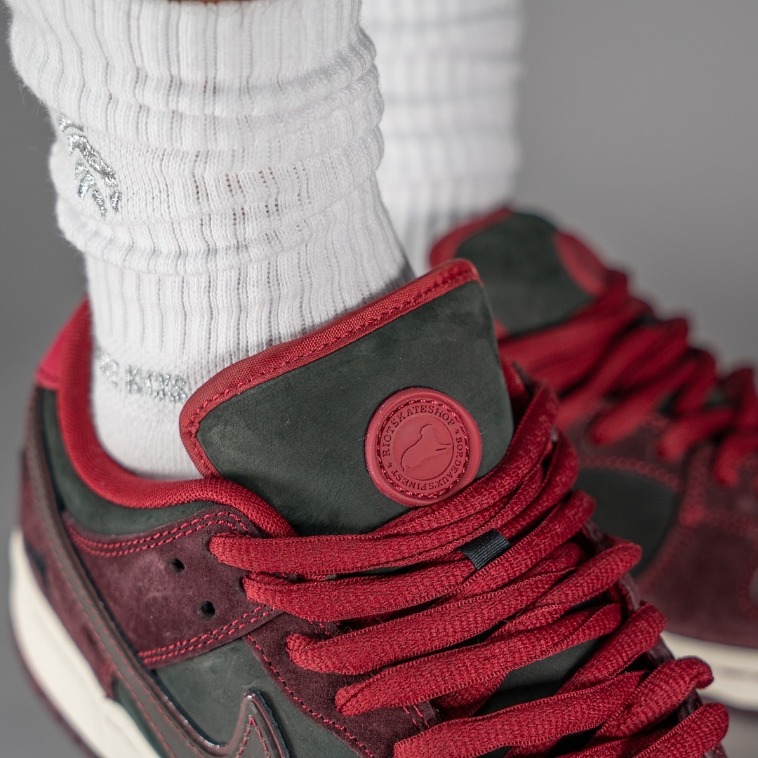 【国内 2025年 1/22 & 1/24 発売】Riot Skateshop × NIKE SB DUNK LOW (ライオットスケートショップ ナイキ ダンク ロー) [FZ1289-200]