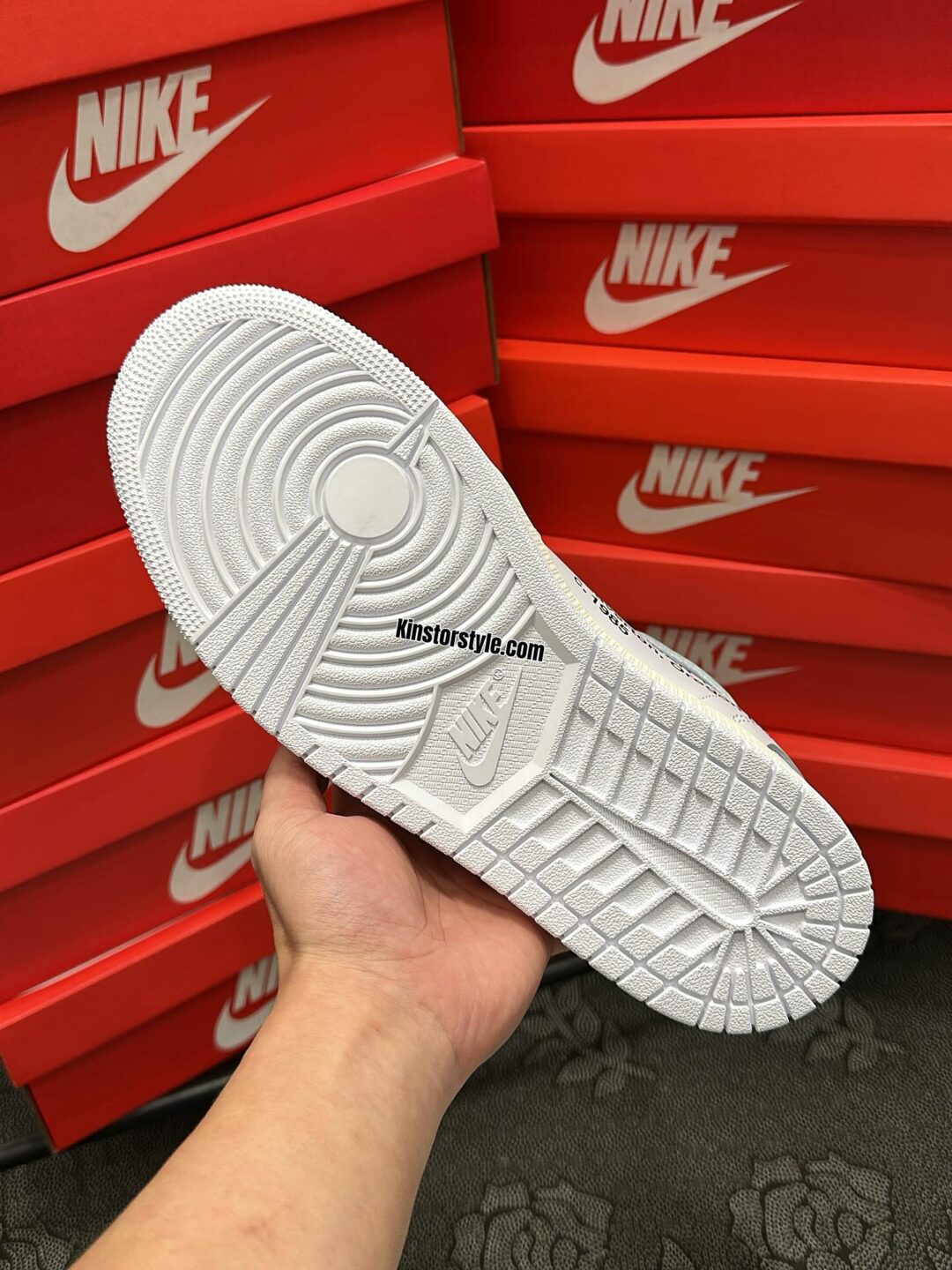 【2026年 3/28 発売予定】OFF-WHITE × NIKE AIR JORDAN 1 RETRO HIGH OG “Alaska” (オフホワイト ナイキ エア ジョーダン 1 レトロ ハイ “アラスカ”) [AA3834-100]