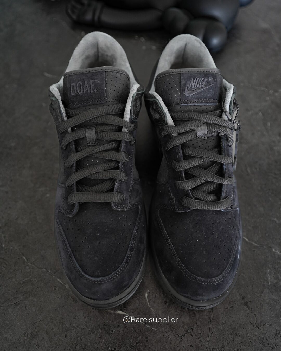 【2024年 11/28 発売】Division Street x NIKE DUNK LOW LUX “Oregon Black” (ディヴィジョン・ストリート ナイキ ダンク ロー “オレゴンブラック”) [HV1470-001]