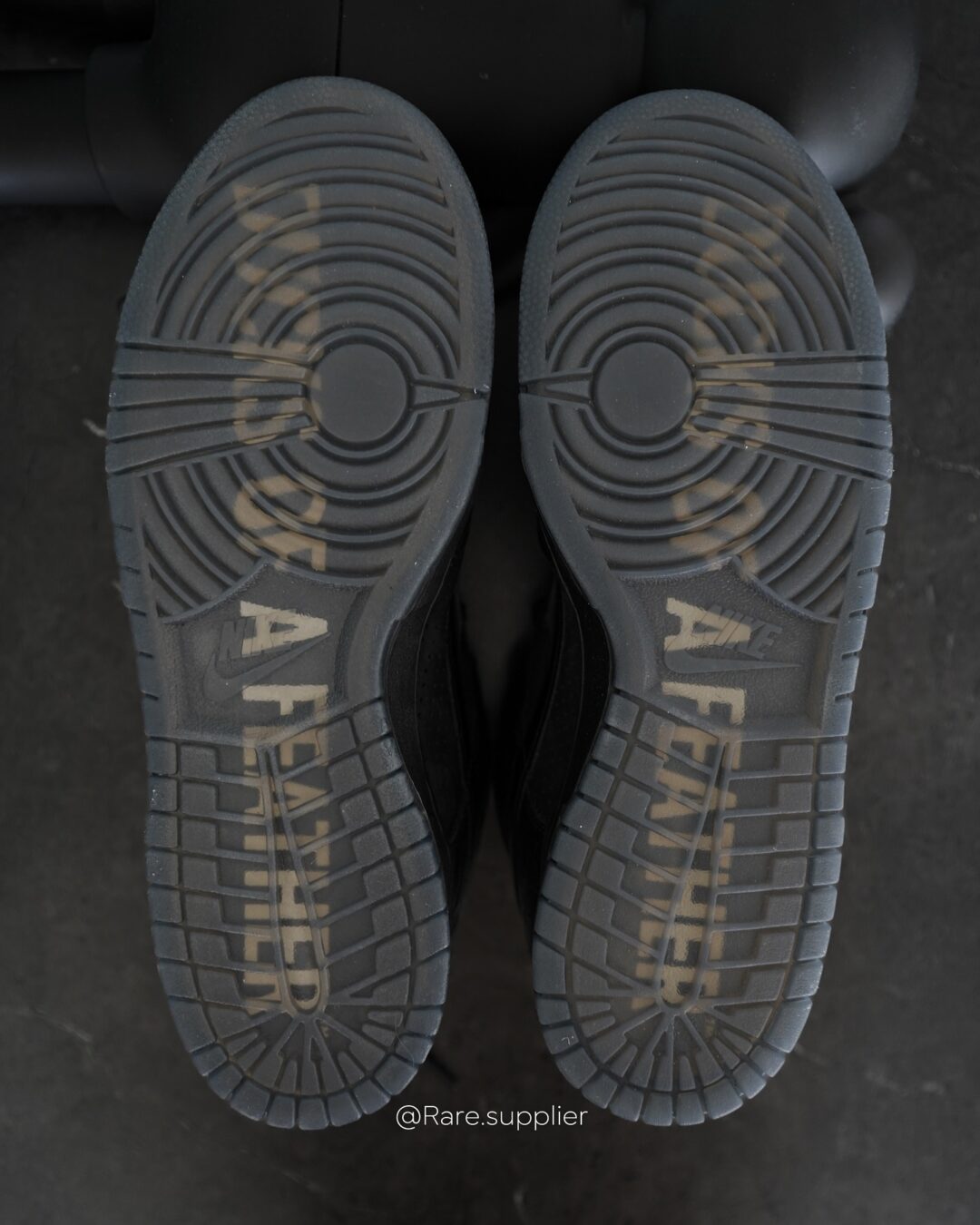 【2024年 11/28 発売】Division Street x NIKE DUNK LOW LUX “Oregon Black” (ディヴィジョン・ストリート ナイキ ダンク ロー “オレゴンブラック”) [HV1470-001]