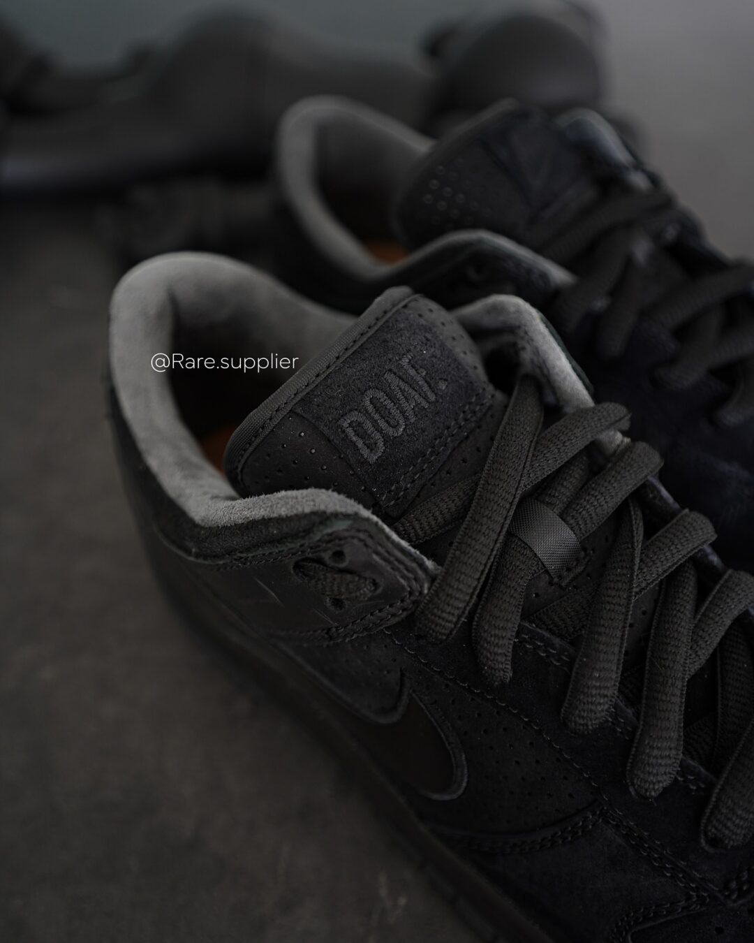 【2024年 11/28 発売】Division Street x NIKE DUNK LOW LUX “Oregon Black” (ディヴィジョン・ストリート ナイキ ダンク ロー “オレゴンブラック”) [HV1470-001]