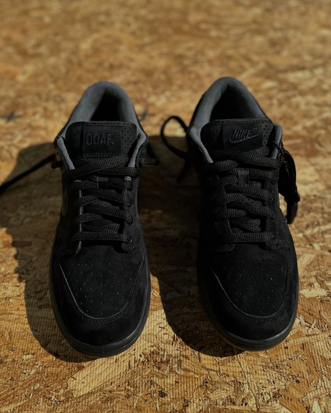 【2024年 11/28 発売】Division Street x NIKE DUNK LOW LUX “Oregon Black” (ディヴィジョン・ストリート ナイキ ダンク ロー “オレゴンブラック”) [HV1470-001]