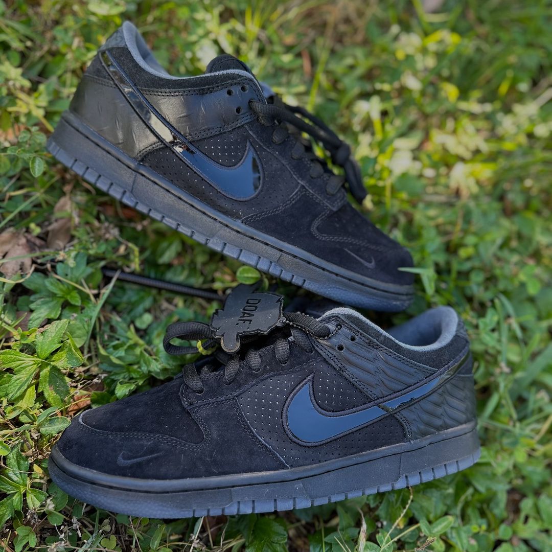 【2024年 11/28 発売】Division Street x NIKE DUNK LOW LUX “Oregon Black” (ディヴィジョン・ストリート ナイキ ダンク ロー “オレゴンブラック”) [HV1470-001]