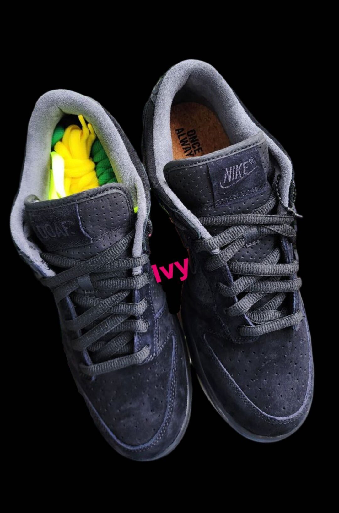 【2024年 11/28 発売】Division Street x NIKE DUNK LOW LUX “Oregon Black” (ディヴィジョン・ストリート ナイキ ダンク ロー “オレゴンブラック”) [HV1470-001]