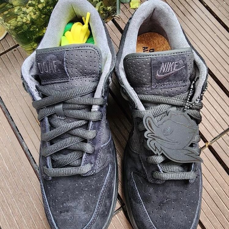 【2024年 11/28 発売】Division Street x NIKE DUNK LOW LUX “Oregon Black” (ディヴィジョン・ストリート ナイキ ダンク ロー “オレゴンブラック”) [HV1470-001]