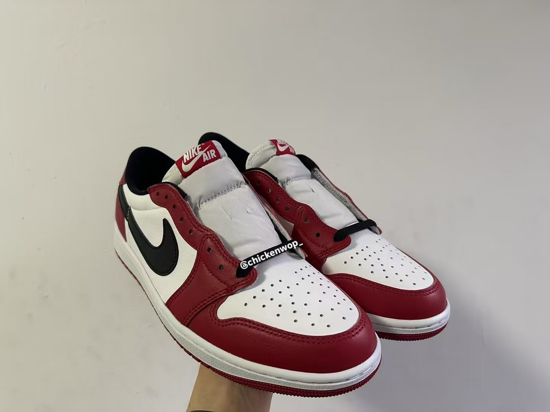 【2025年 11/15 発売予定】NIKE AIR JORDAN 1 RETRO LOW OG “Chicago/Black/Muslin/Varsity Red” (ナイキ エア ジョーダン 1 レトロ ロー “シカゴ/ブラック/ムスリン/バーシティレッド″) [HQ6998-600]