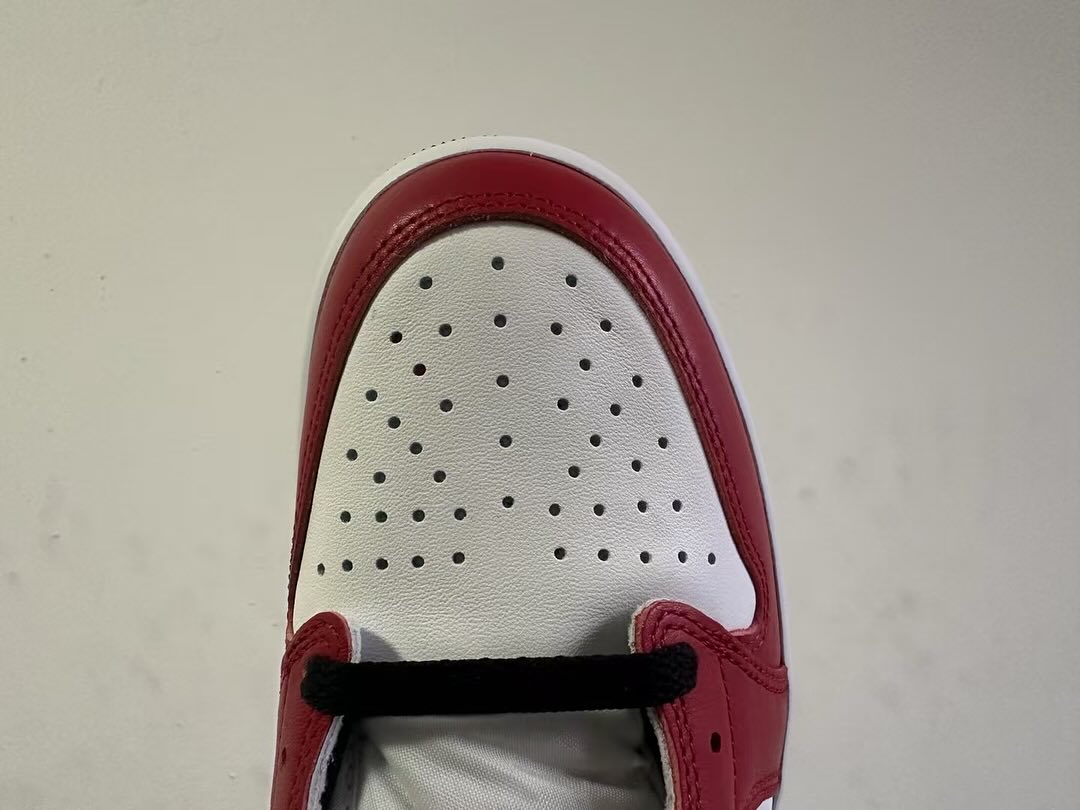 【2025年 11/15 発売予定】NIKE AIR JORDAN 1 RETRO LOW OG “Chicago/Black/Muslin/Varsity Red” (ナイキ エア ジョーダン 1 レトロ ロー “シカゴ/ブラック/ムスリン/バーシティレッド″) [HQ6998-600]