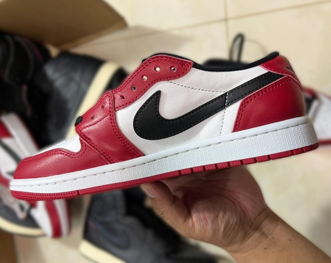 【2025年 11/15 発売予定】NIKE AIR JORDAN 1 RETRO LOW OG “Chicago/Black/Muslin/Varsity Red” (ナイキ エア ジョーダン 1 レトロ ロー “シカゴ/ブラック/ムスリン/バーシティレッド″) [HQ6998-600]