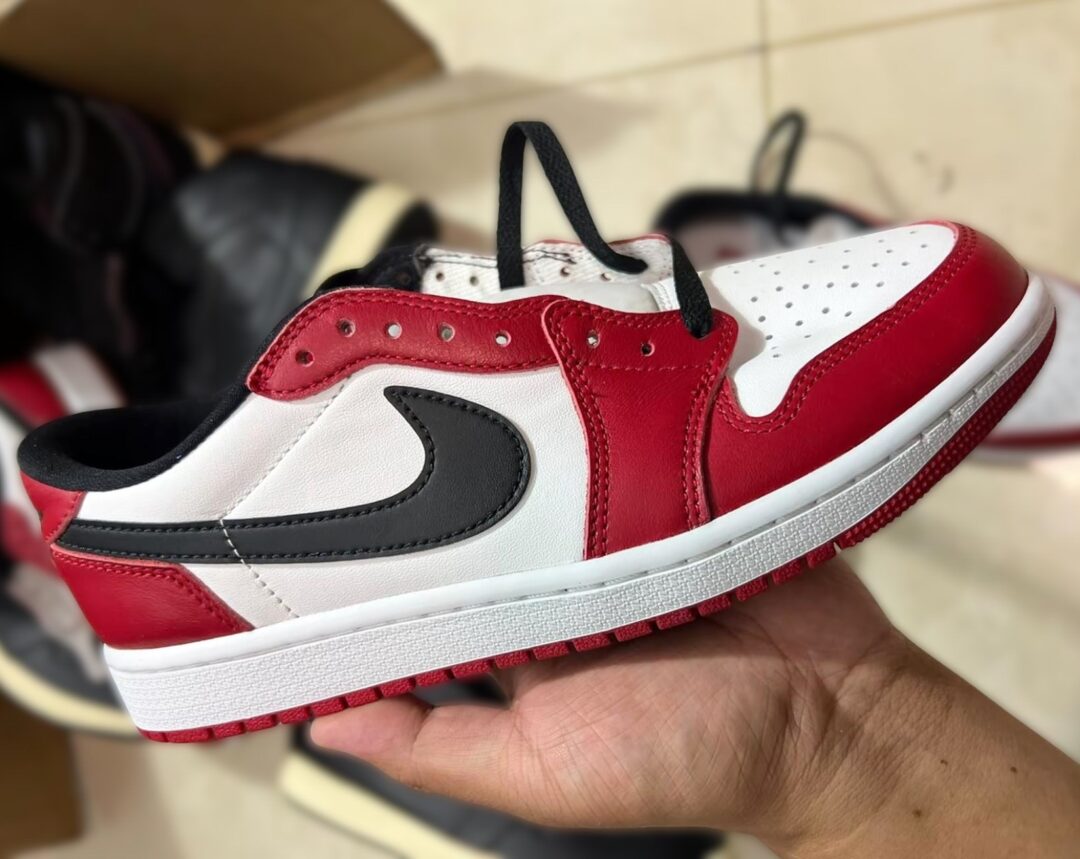 【2025年 11/15 発売予定】NIKE AIR JORDAN 1 RETRO LOW OG “Chicago/Black/Muslin/Varsity Red” (ナイキ エア ジョーダン 1 レトロ ロー “シカゴ/ブラック/ムスリン/バーシティレッド″) [HQ6998-600]