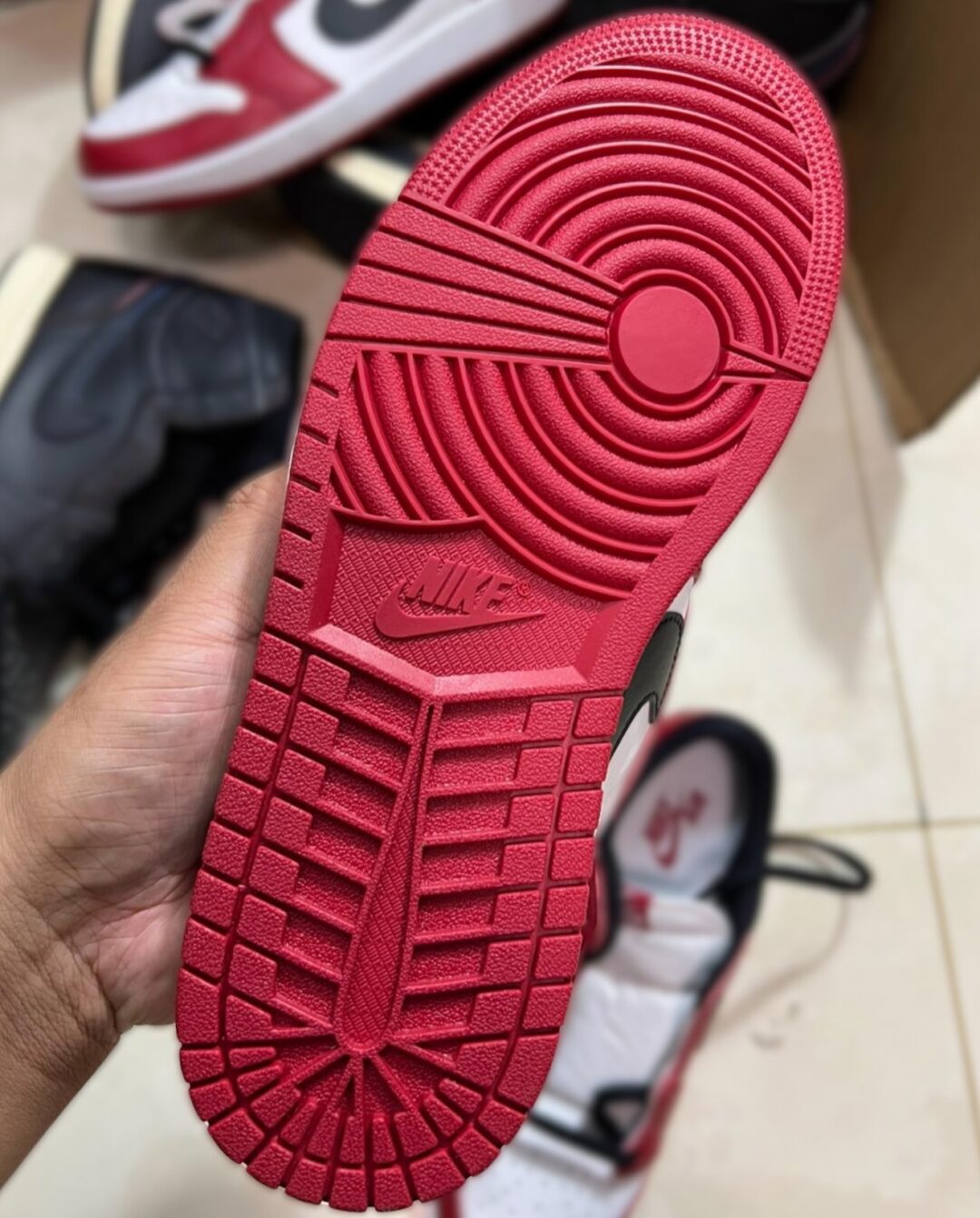 【2025年 11/15 発売予定】NIKE AIR JORDAN 1 RETRO LOW OG “Chicago/Black/Muslin/Varsity Red” (ナイキ エア ジョーダン 1 レトロ ロー “シカゴ/ブラック/ムスリン/バーシティレッド″) [HQ6998-600]