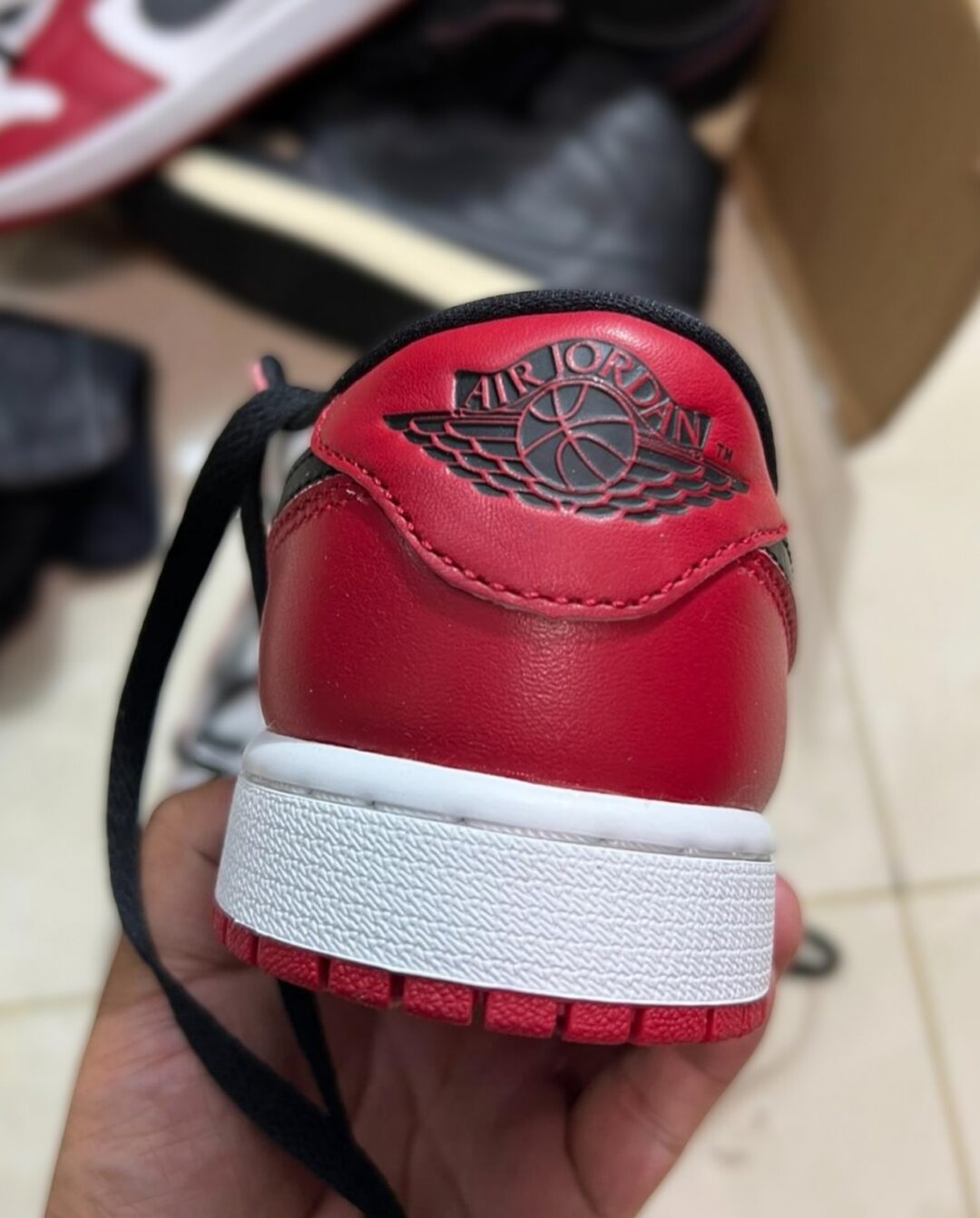 【2025年 11/15 発売予定】NIKE AIR JORDAN 1 RETRO LOW OG “Chicago/Black/Muslin/Varsity Red” (ナイキ エア ジョーダン 1 レトロ ロー “シカゴ/ブラック/ムスリン/バーシティレッド″) [HQ6998-600]