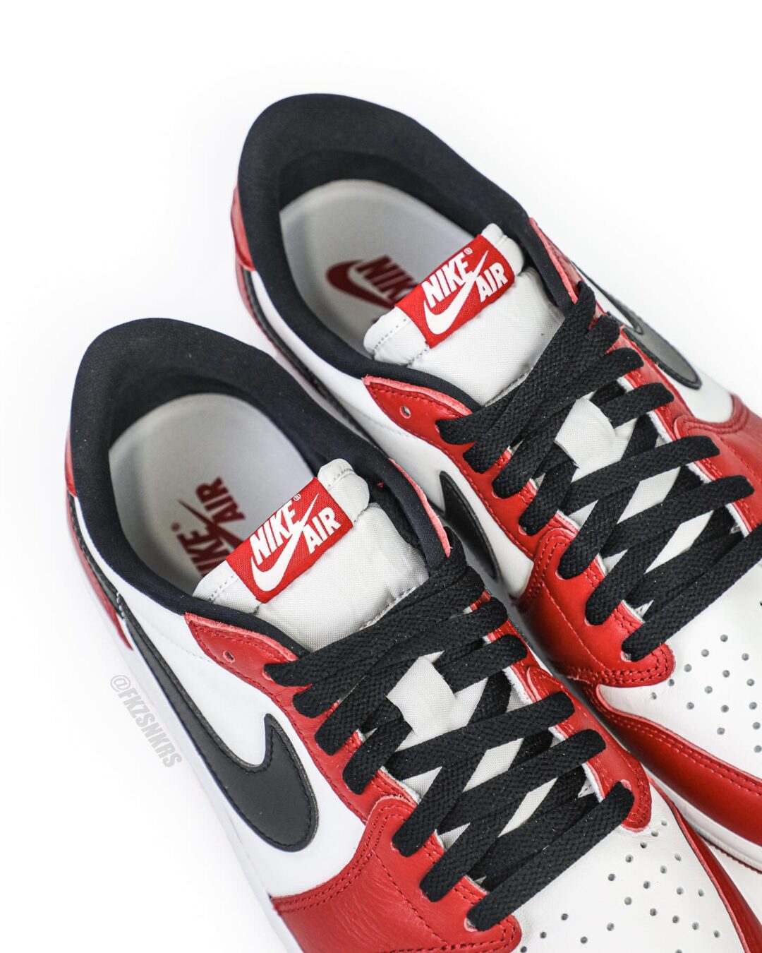 【2025年 11/15 発売予定】NIKE AIR JORDAN 1 RETRO LOW OG “Chicago/Black/Muslin/Varsity Red” (ナイキ エア ジョーダン 1 レトロ ロー “シカゴ/ブラック/ムスリン/バーシティレッド″) [HQ6998-600]