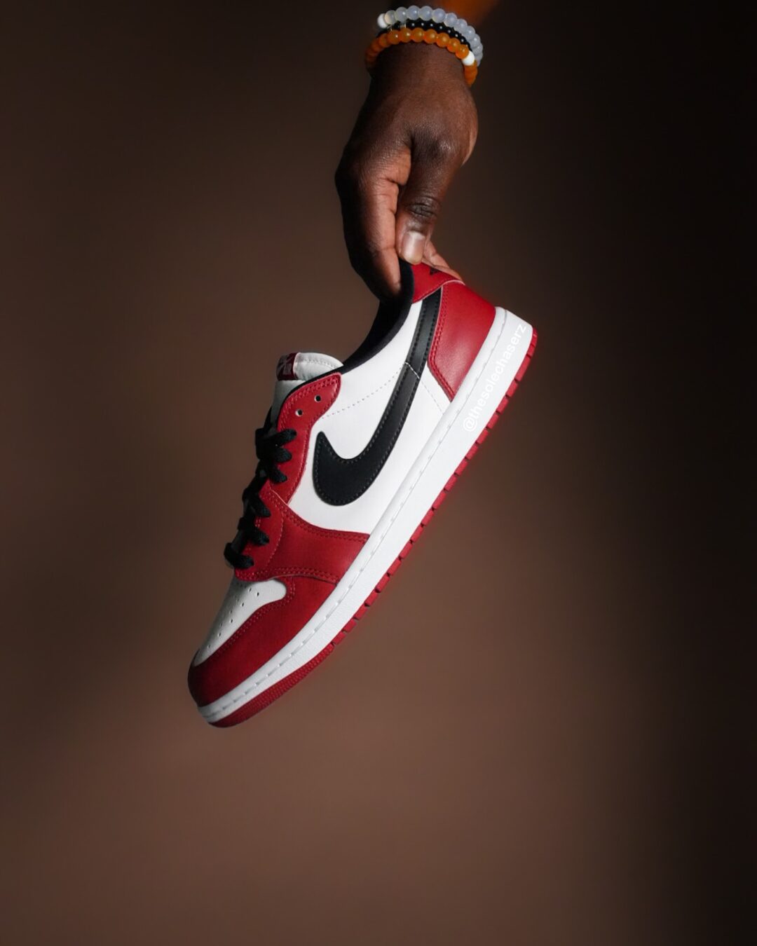 【2025年 11/15 発売予定】NIKE AIR JORDAN 1 RETRO LOW OG “Chicago/Black/Muslin/Varsity Red” (ナイキ エア ジョーダン 1 レトロ ロー “シカゴ/ブラック/ムスリン/バーシティレッド″) [HQ6998-600]