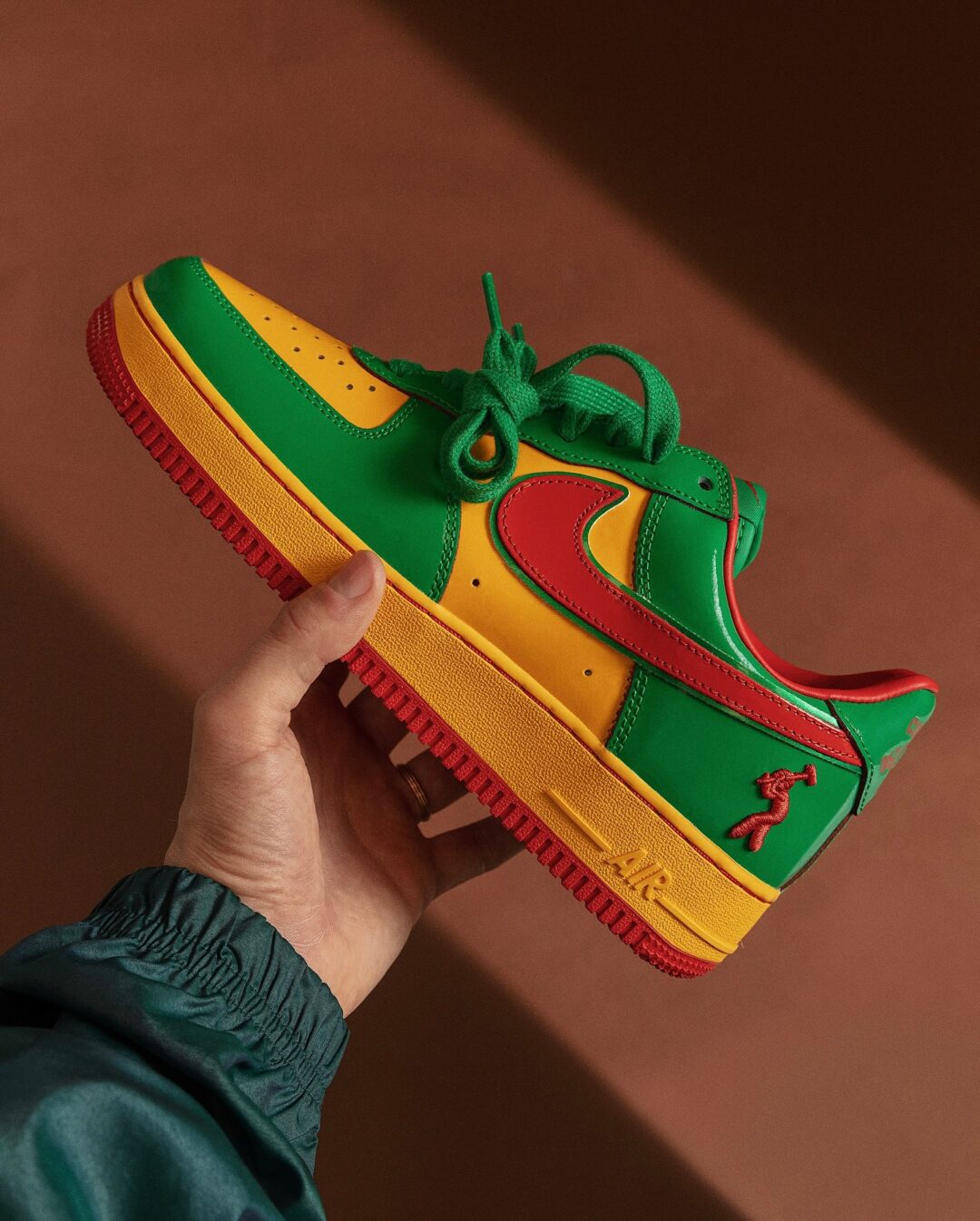 【2025年 5/22 発売】「Lil Yachty/リル・ヨッティ」× NIKE AIR FORCE 1 “Lucky Green/Mystic Red” (ナイキ エア フォース 1 “ラッキーグリーン/ミスティックレッド”) [IH4383-300]