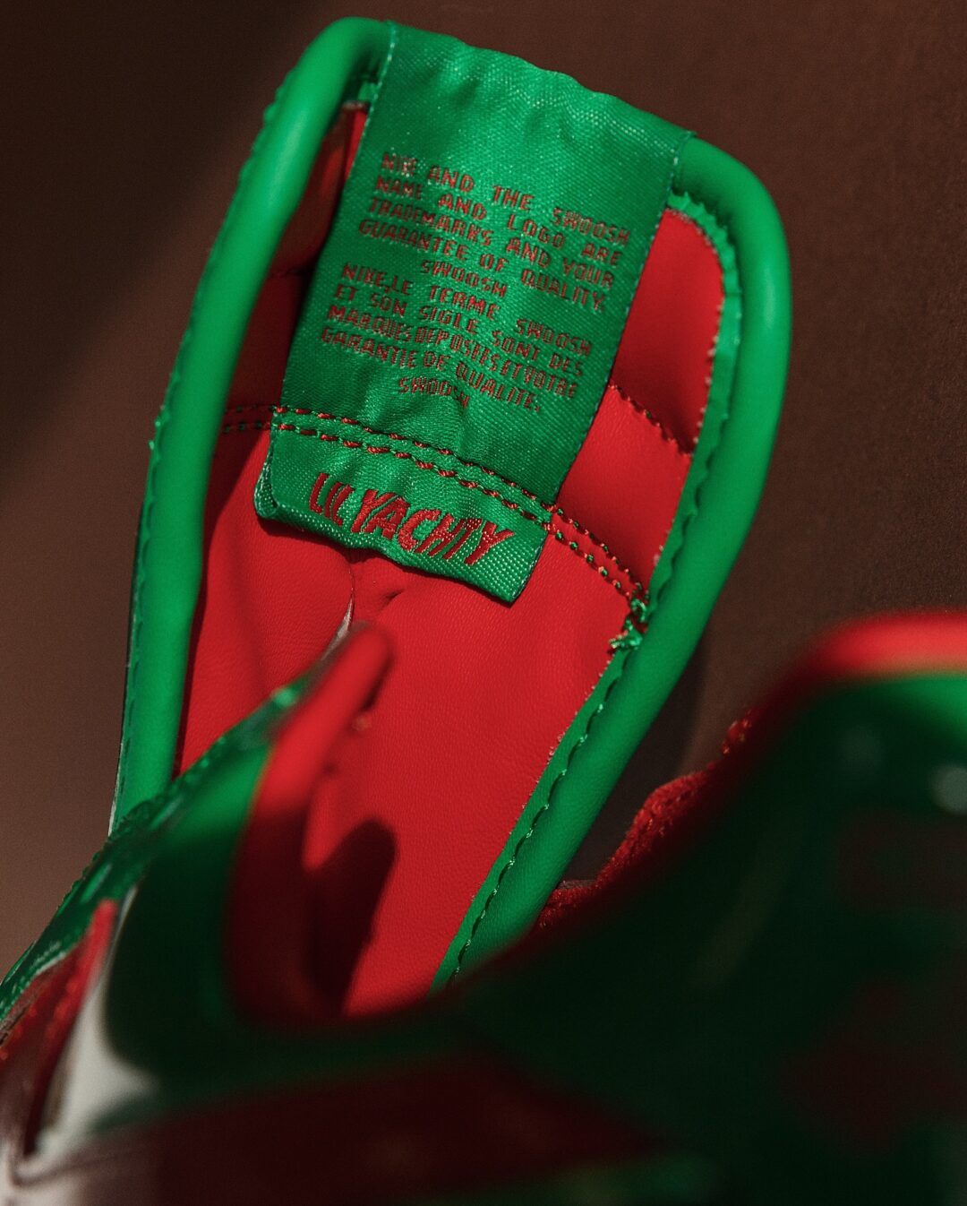 【2025年 5/22 発売】「Lil Yachty/リル・ヨッティ」× NIKE AIR FORCE 1 “Lucky Green/Mystic Red” (ナイキ エア フォース 1 “ラッキーグリーン/ミスティックレッド”) [IH4383-300]