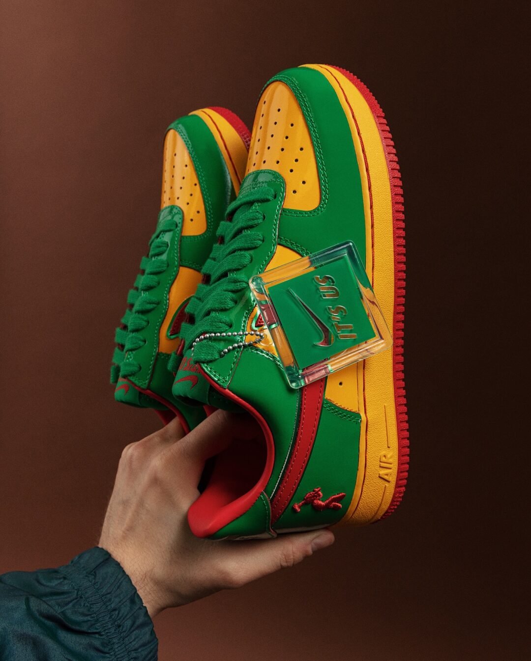 【2025年 5/22 発売】「Lil Yachty/リル・ヨッティ」× NIKE AIR FORCE 1 “Lucky Green/Mystic Red” (ナイキ エア フォース 1 “ラッキーグリーン/ミスティックレッド”) [IH4383-300]