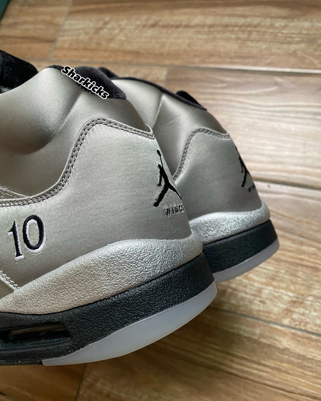 【2025年 9/1 発売予定】NIKE AIR JORDAN 5 WINGS “Medium Grey/Black” (ナイキ エア ジョーダン 5 ウィングス “ミディアムグレー/ブラック”) [IO2038-001]