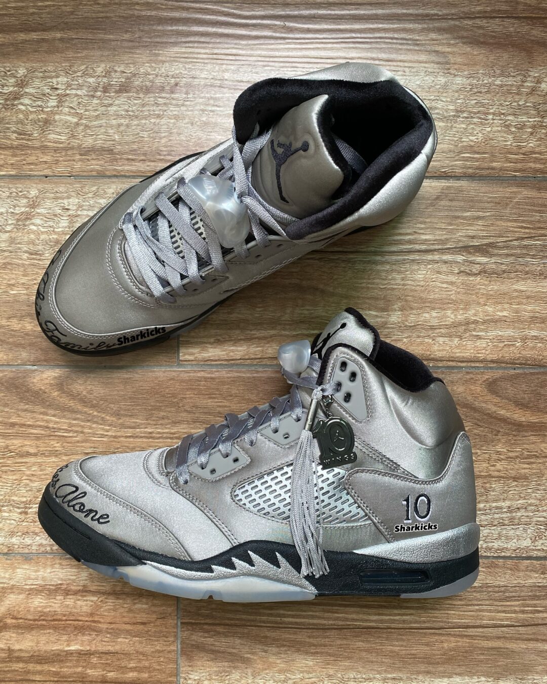 【2025年 9/1 発売予定】NIKE AIR JORDAN 5 WINGS “Medium Grey/Black” (ナイキ エア ジョーダン 5 ウィングス “ミディアムグレー/ブラック”) [IO2038-001]