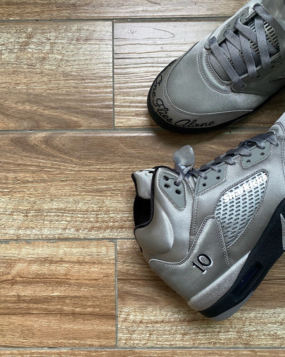 【2025年 9/1 発売予定】NIKE AIR JORDAN 5 WINGS “Medium Grey/Black” (ナイキ エア ジョーダン 5 ウィングス “ミディアムグレー/ブラック”) [IO2038-001]