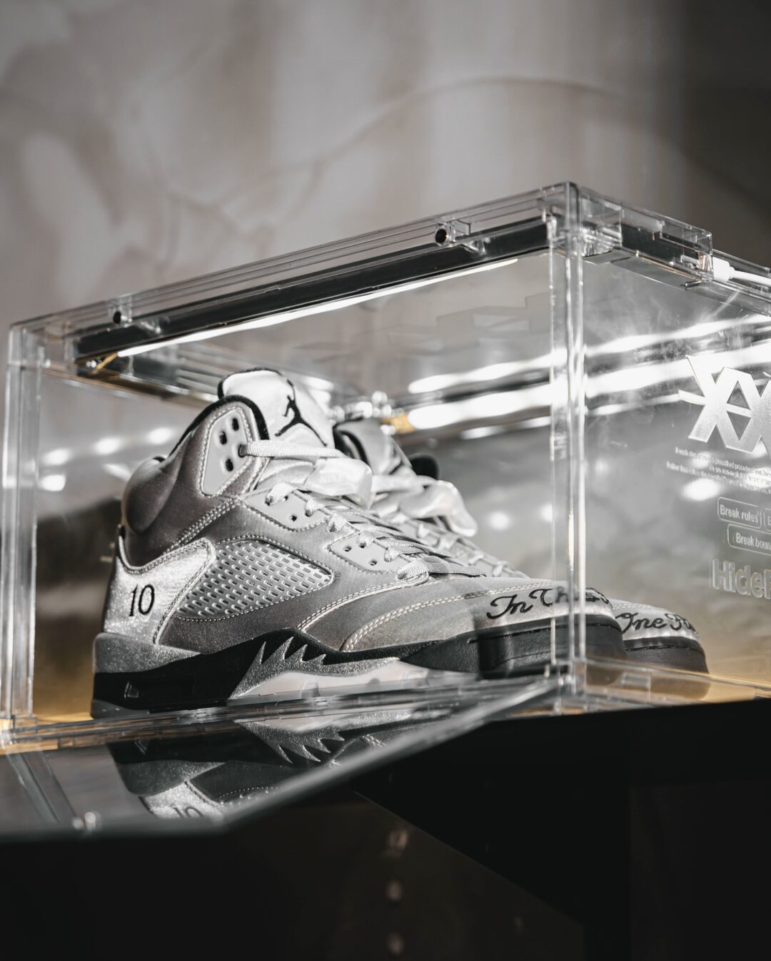 【2025年 9/1 発売予定】NIKE AIR JORDAN 5 WINGS “Medium Grey/Black” (ナイキ エア ジョーダン 5 ウィングス “ミディアムグレー/ブラック”) [IO2038-001]