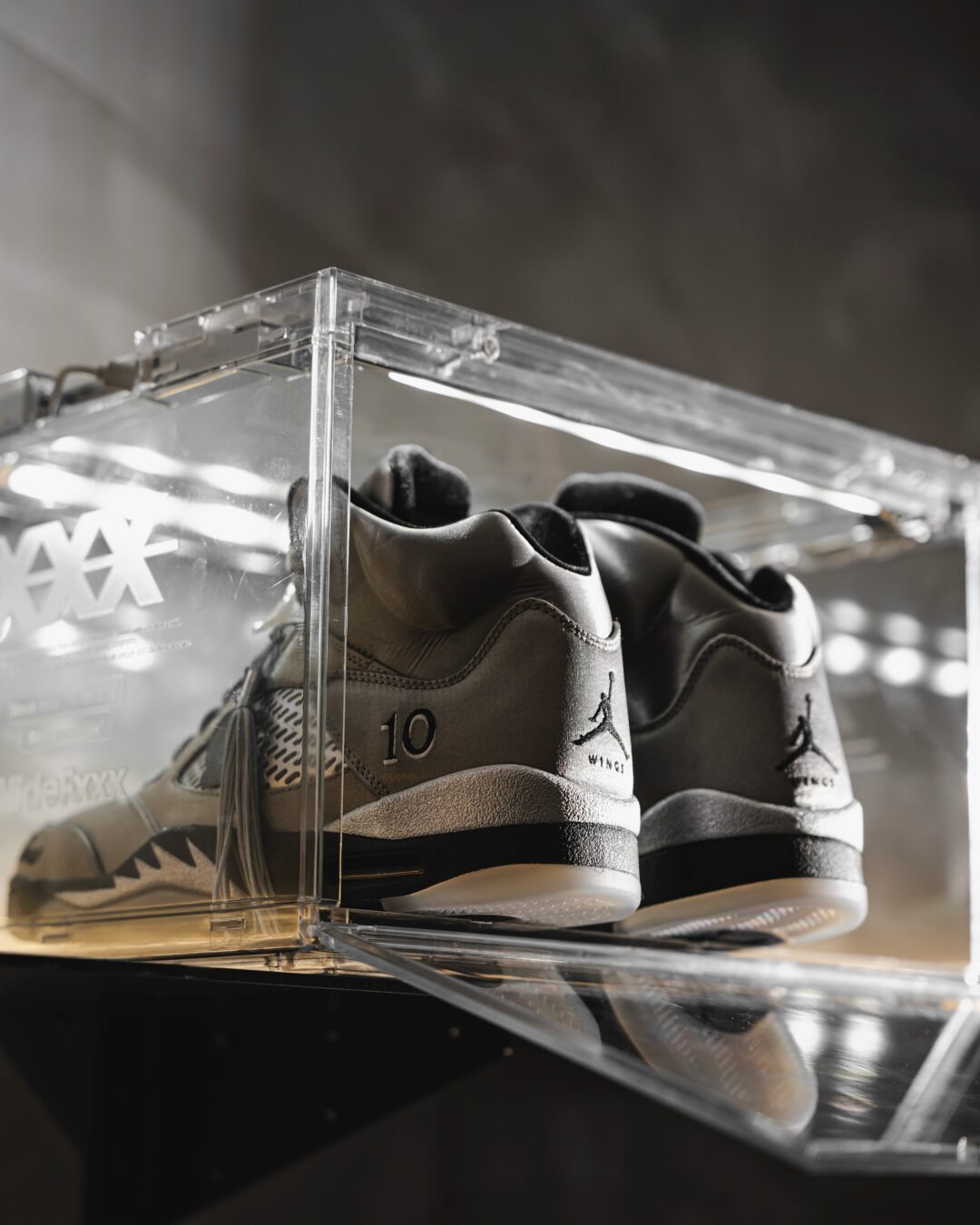 【2025年 9/1 発売予定】NIKE AIR JORDAN 5 WINGS “Medium Grey/Black” (ナイキ エア ジョーダン 5 ウィングス “ミディアムグレー/ブラック”) [IO2038-001]