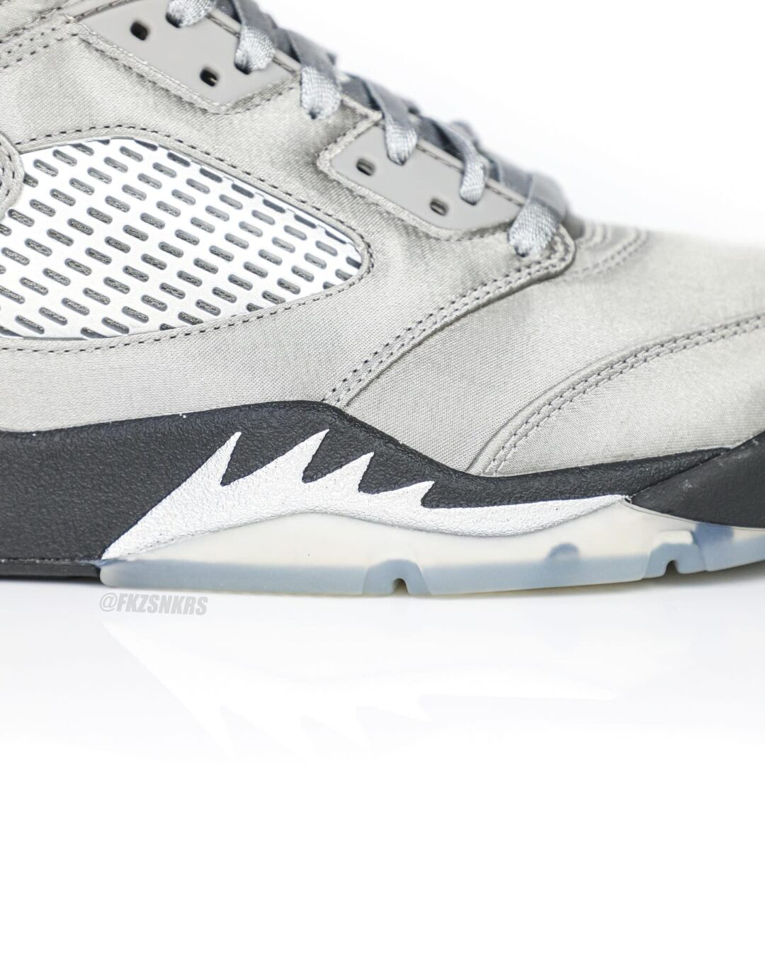 【2025年 9/1 発売予定】NIKE AIR JORDAN 5 WINGS “Medium Grey/Black” (ナイキ エア ジョーダン 5 ウィングス “ミディアムグレー/ブラック”) [IO2038-001]