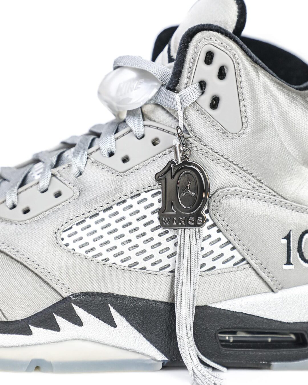 【2025年 9/1 発売予定】NIKE AIR JORDAN 5 WINGS “Medium Grey/Black” (ナイキ エア ジョーダン 5 ウィングス “ミディアムグレー/ブラック”) [IO2038-001]