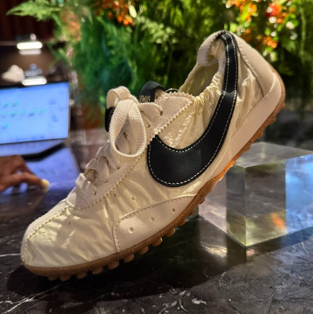 【2025年末 発売予定】JACQUEMUS × NIKE MOON SHOES 2025 FW (ジャックムス ナイキ ムーンシューズ) [HV8547-001/HV8547-002/HV8547-200/HV8547-600/HV8547-601/HV8547-700]