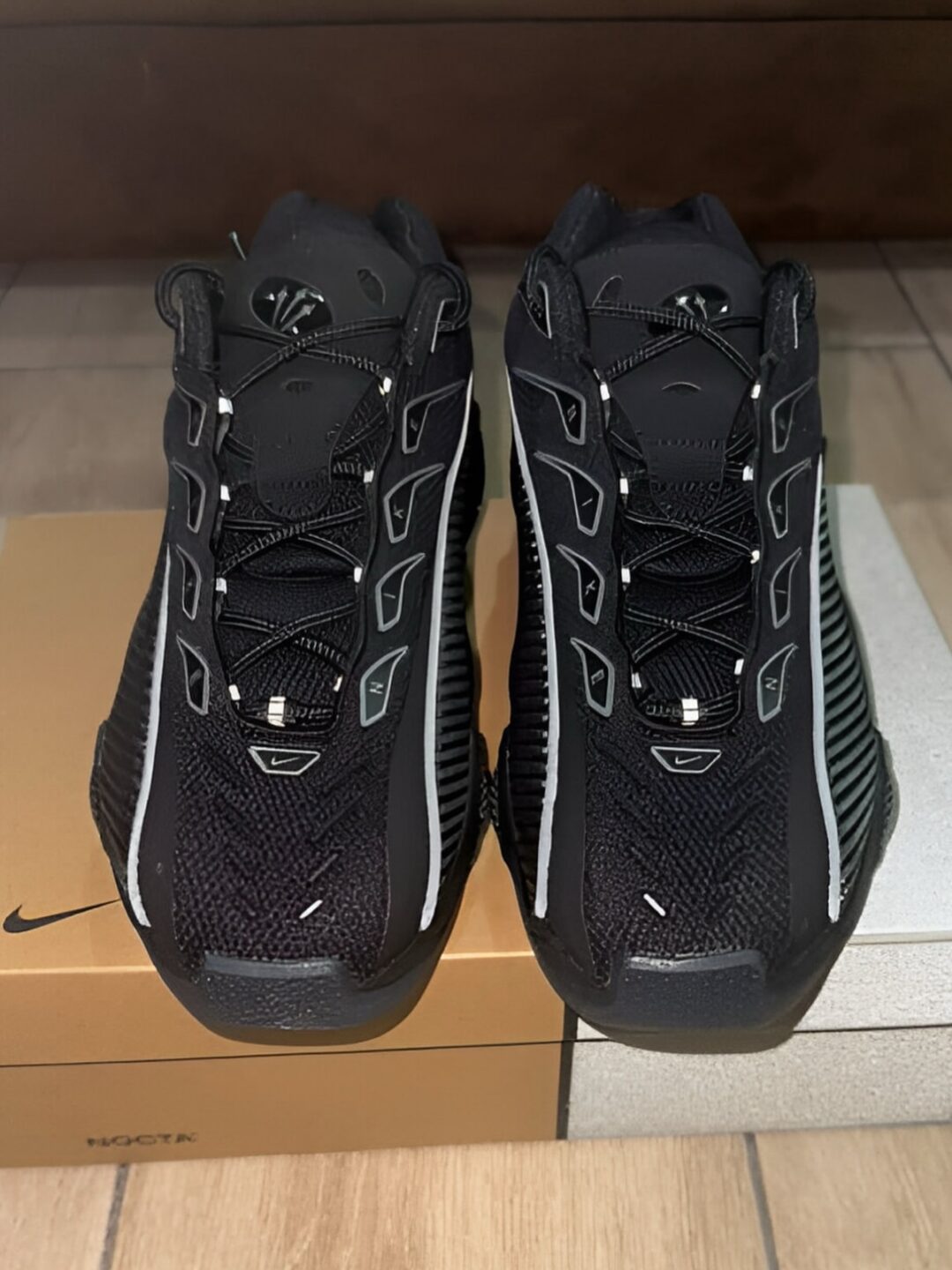 【2025年 発売予定】DRAKE/NOCTA × NIKE GLIDE “Black/Iron Grey” (ドレイク/ノクタ ナイキ グライド “ブラック/アイアングレー”) [DM0879-002]