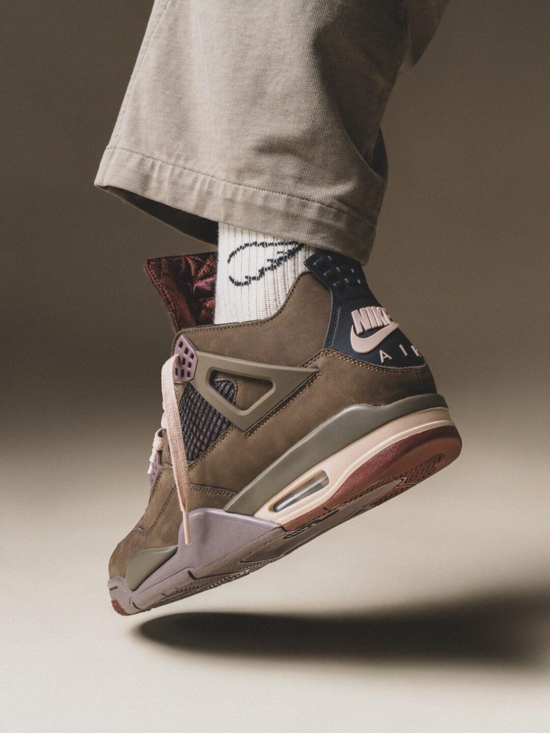 【2025年 12/19 発売予定】A Ma Maniére × NIKE AIR JORDAN 4 SP “ Dark Mocha” (ア マ マニエール ナイキ エア ジョーダン 4 SP) [IF3102-200]