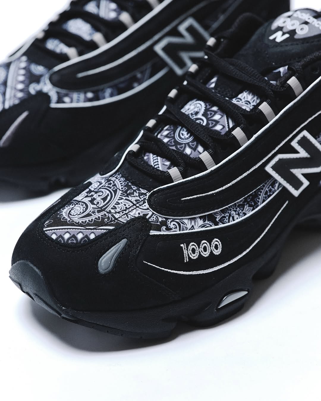 【2025年 4/19 発売】atmos × New Balance M1000 AP “bāṅdhnū” (アトモス ニューバランス “バンダナ”) [M1000AP]