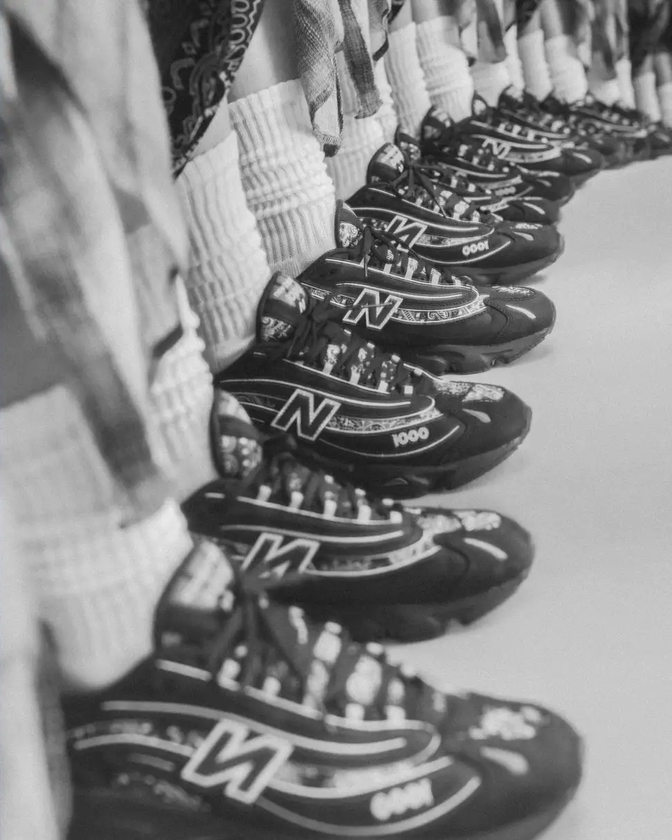 【2025年 4/19 & 5/24 発売】atmos × New Balance M1000 AP “bāṅdhnū” (アトモス ニューバランス “バンダナ”) [M1000AP]