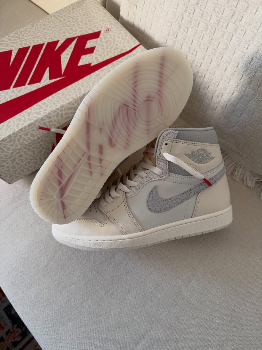 【国内 2025年 12/6 発売】NIKE AIR JORDAN 1 HIGH OG “Sail/University Red” (ナイキ エア ジョーダン 1 ハイ “セイル/ユニバーシティレッド”) [IH4363-100]