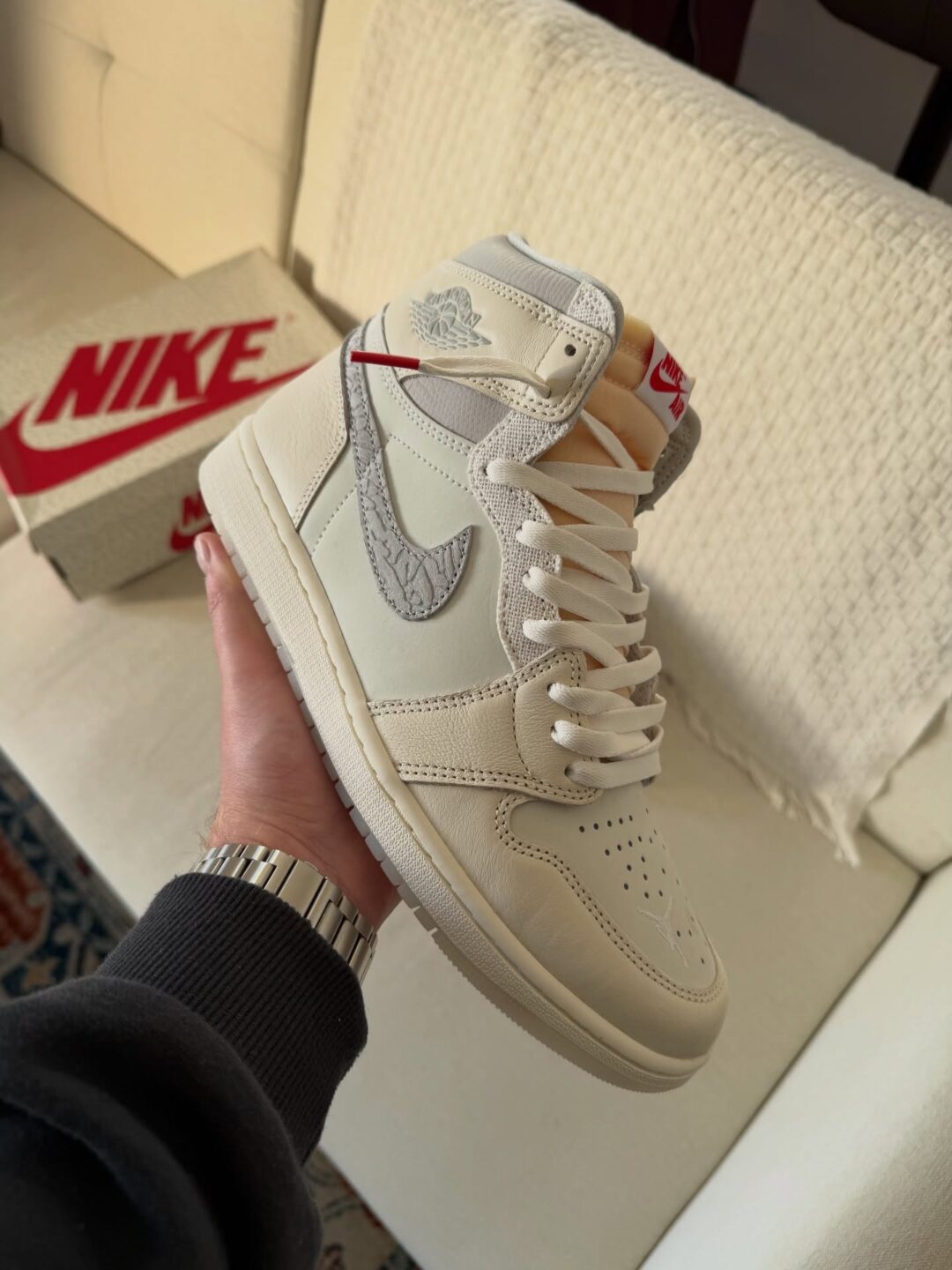 【国内 2025年 12/6 発売】NIKE AIR JORDAN 1 HIGH OG “Sail/University Red” (ナイキ エア ジョーダン 1 ハイ “セイル/ユニバーシティレッド”) [IH4363-100]