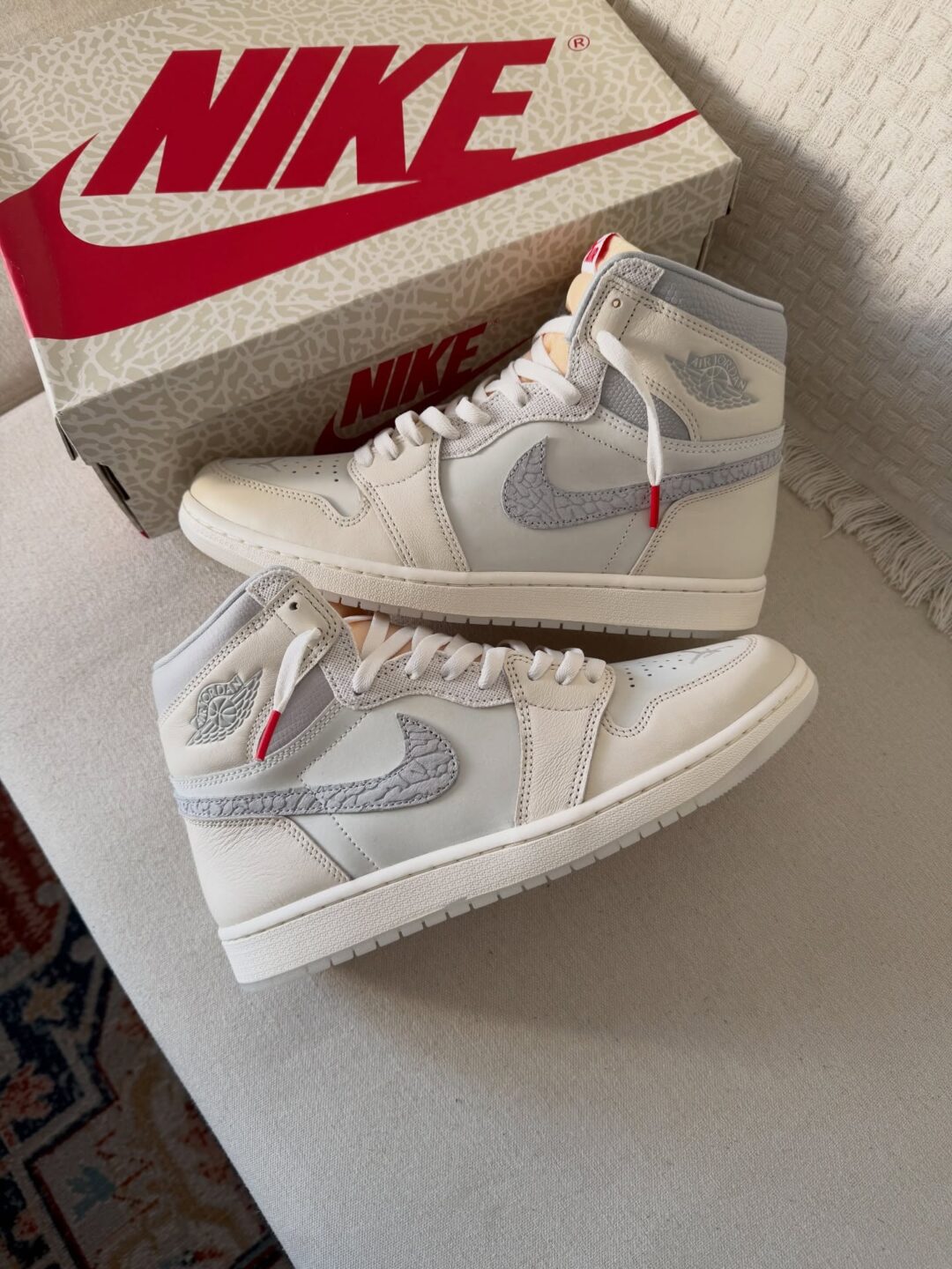 【国内 2025年 12/6 発売】NIKE AIR JORDAN 1 HIGH OG “Sail/University Red” (ナイキ エア ジョーダン 1 ハイ “セイル/ユニバーシティレッド”) [IH4363-100]