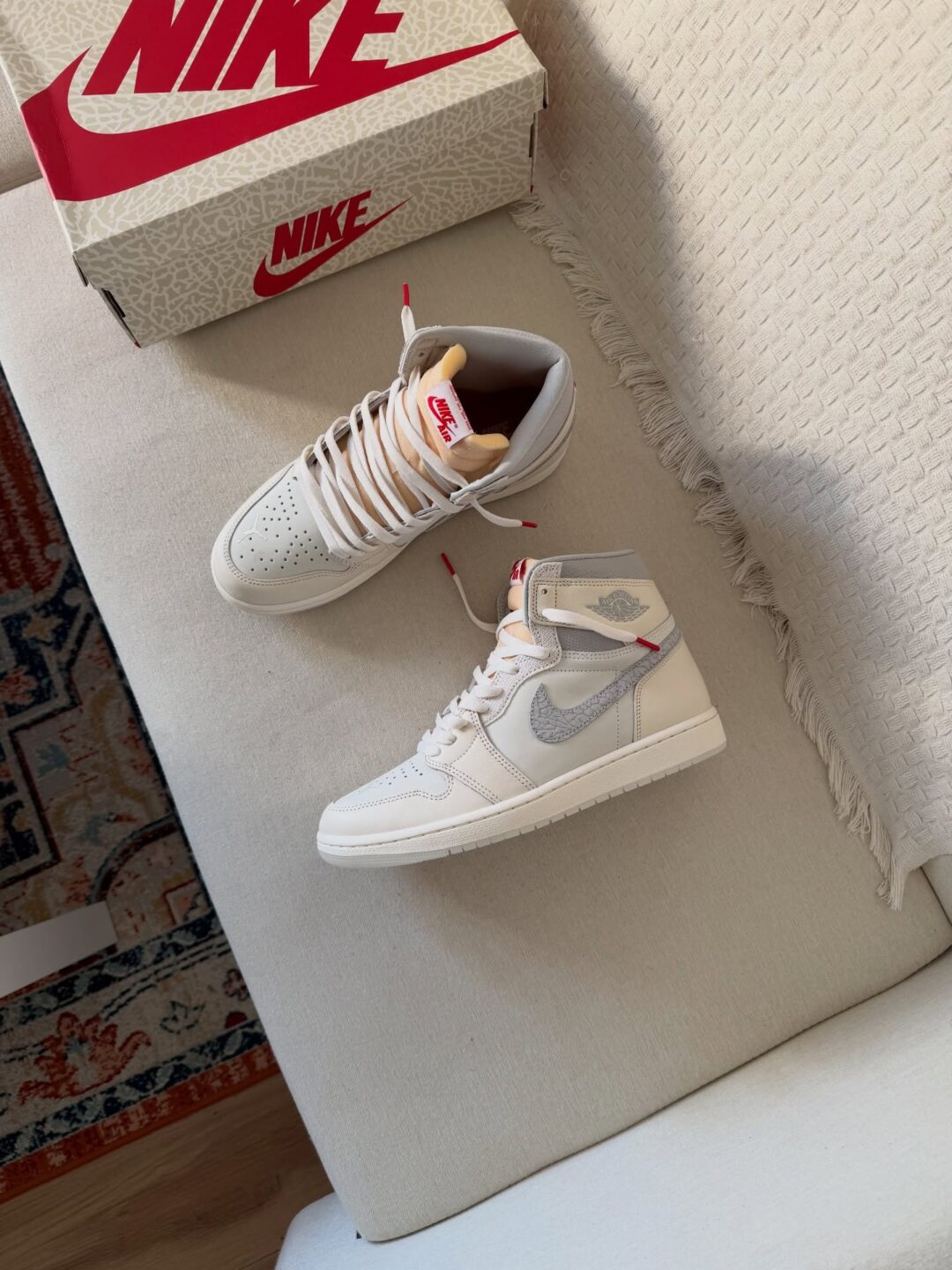 【国内 2025年 12/6 発売】NIKE AIR JORDAN 1 HIGH OG “Sail/University Red” (ナイキ エア ジョーダン 1 ハイ “セイル/ユニバーシティレッド”) [IH4363-100]