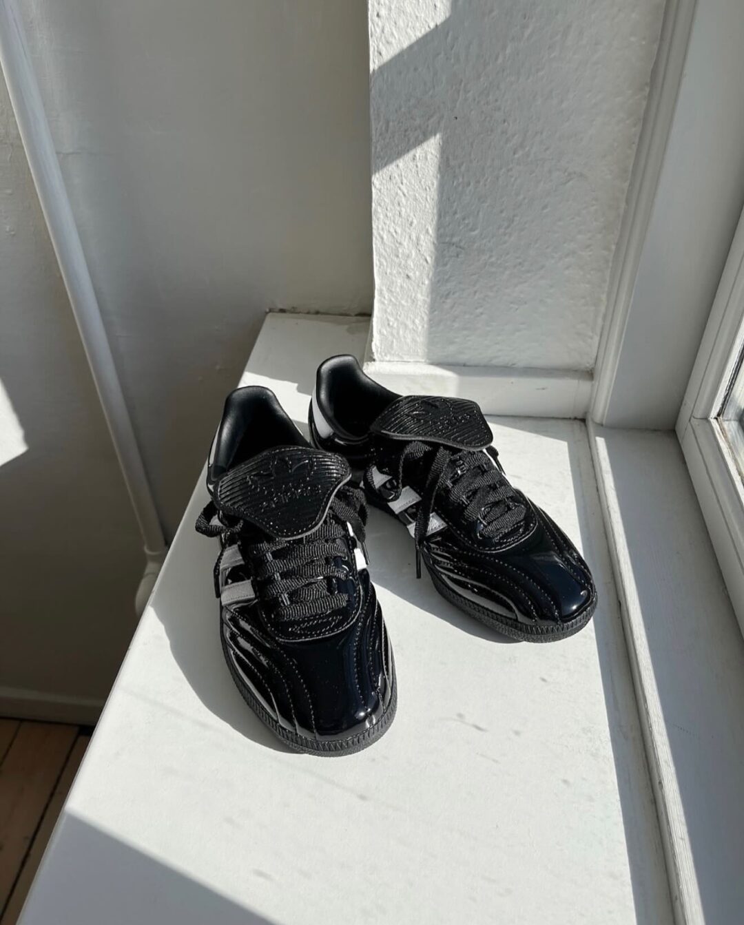 【2025年 発売】adidas Originals SAMBA Long Tongues “Patent Leather/Cloud White/Core Black” (アディダス オリジナルス サンバ ロングタン “パテントレザー/ホワイト/ブラック”) [JI2706/JI2707]