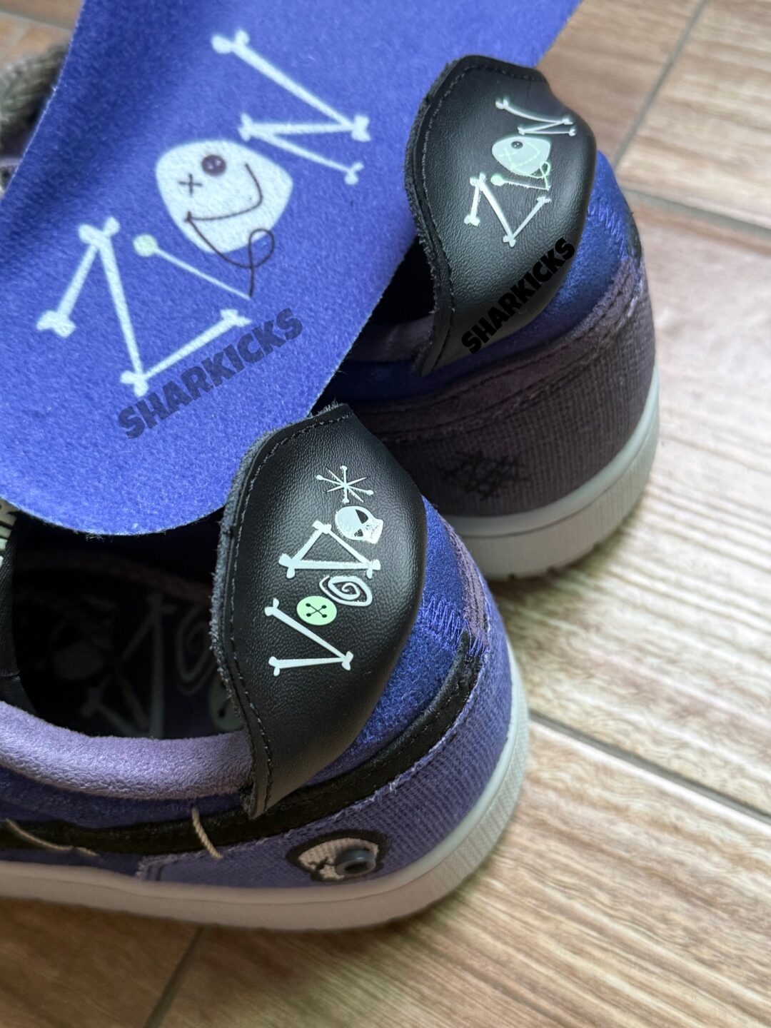 【2025年 10/29 発売予定】Zion Williamson x NIKE AIR JORDAN 1 LOW RETRO OG “Voodoo Alternate/Regency Purple” (ザイオン・ウィリアムソン ナイキ エア ジョーダン 1 ロー レトロ OG “ブードゥー/パープル”) [IH2309-500]