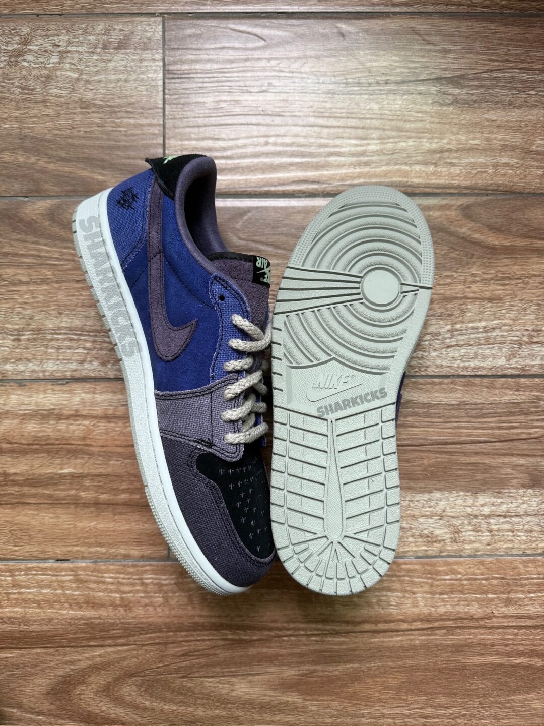 【2025年 10/29 発売予定】Zion Williamson x NIKE AIR JORDAN 1 LOW RETRO OG “Voodoo Alternate/Regency Purple” (ザイオン・ウィリアムソン ナイキ エア ジョーダン 1 ロー レトロ OG “ブードゥー/パープル”) [IH2309-500]