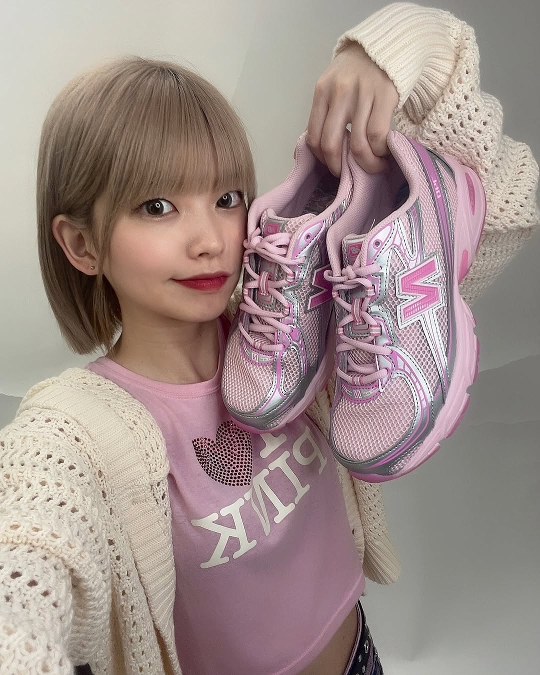 【2025年 3/29 発売】atmos pink × New Balance U740 AP2 “Pink Vacation” (アトモス ピンク ニューバランス) [U740AP2]
