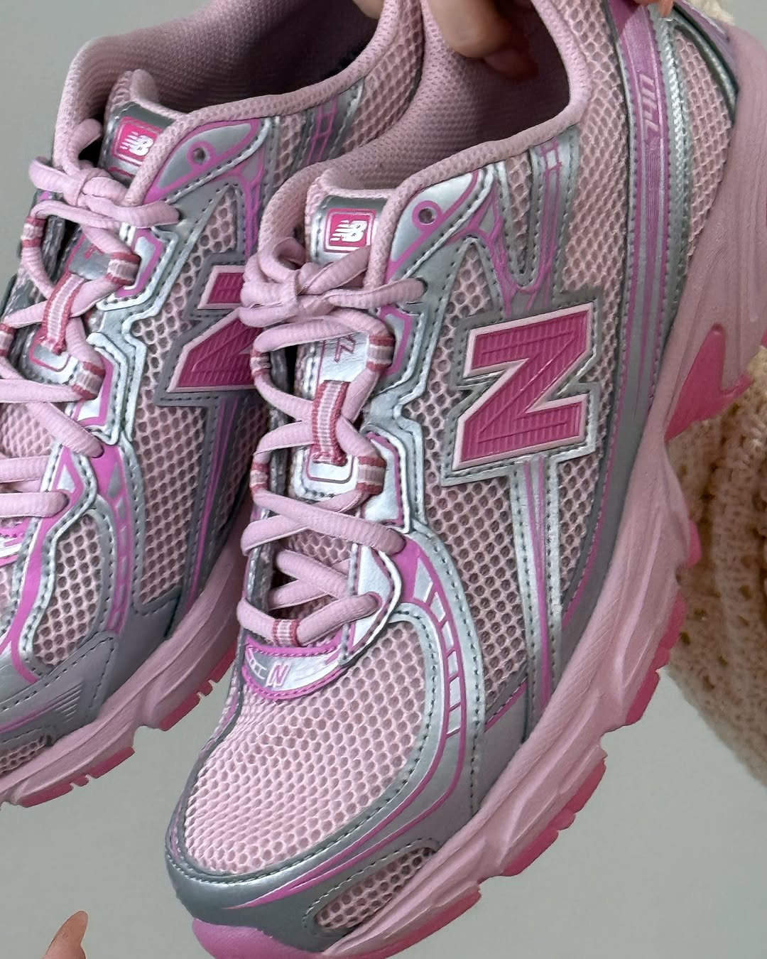 【2025年 3/29 発売】atmos pink × New Balance U740 AP2 “Pink Vacation” (アトモス ピンク ニューバランス) [U740AP2]