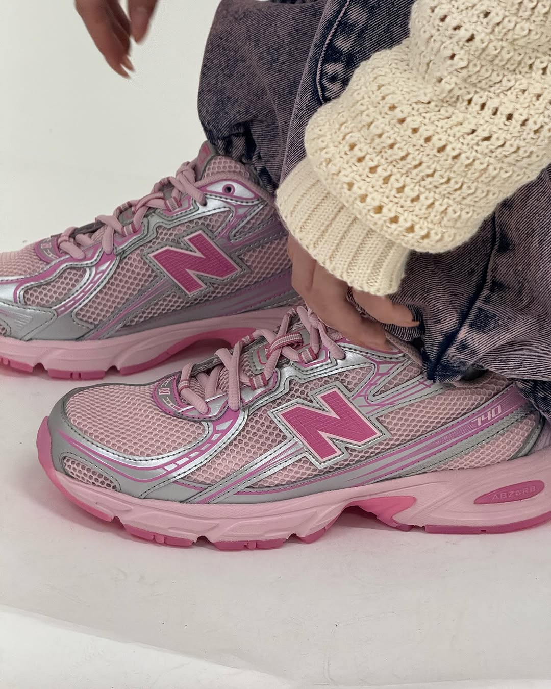 【2025年 3/29 発売】atmos pink × New Balance U740 AP2 “Pink Vacation” (アトモス ピンク ニューバランス) [U740AP2]
