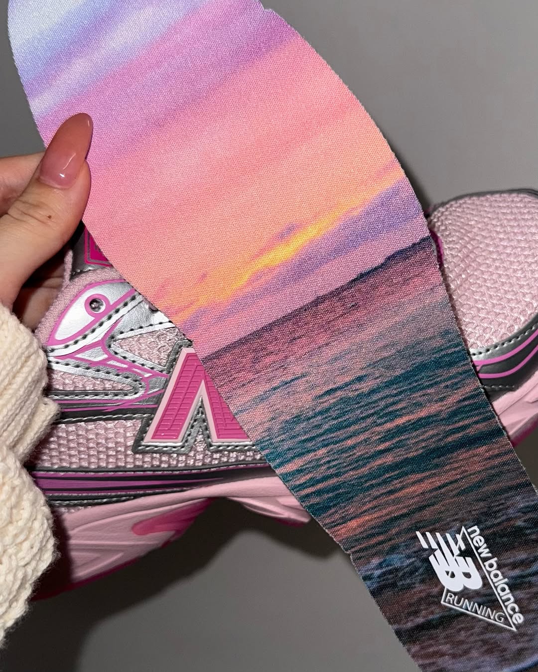 【2025年 3/29 発売】atmos pink × New Balance U740 AP2 “Pink Vacation” (アトモス ピンク ニューバランス) [U740AP2]