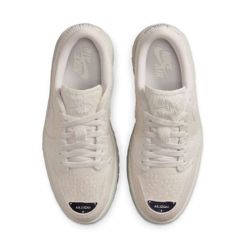 【2025年 4/14 発売】NIKE W AIR JORDAN 1 LOW BROOKLYN “Light Bone/Metallic Silver” (ナイキ エア ジョーダン 1 ロー ブルックリン “ライトボーン/メタリックシルバー”) [IB7210-001]