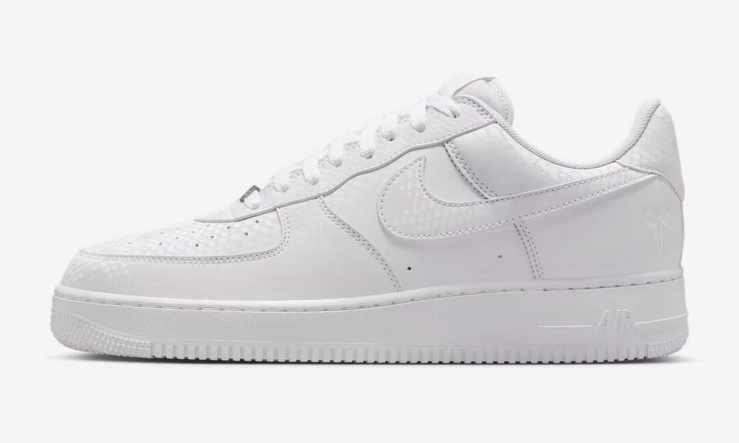 【2025年 7/1 発売】Kobe Bryant Forever × NIKE AIR FORCE 1 LOW QS “Triple White” (コービー・ブライアント ナイキ エア フォース 1 ロー レトロ “トリプルホワイト”) [IB0018-100]
