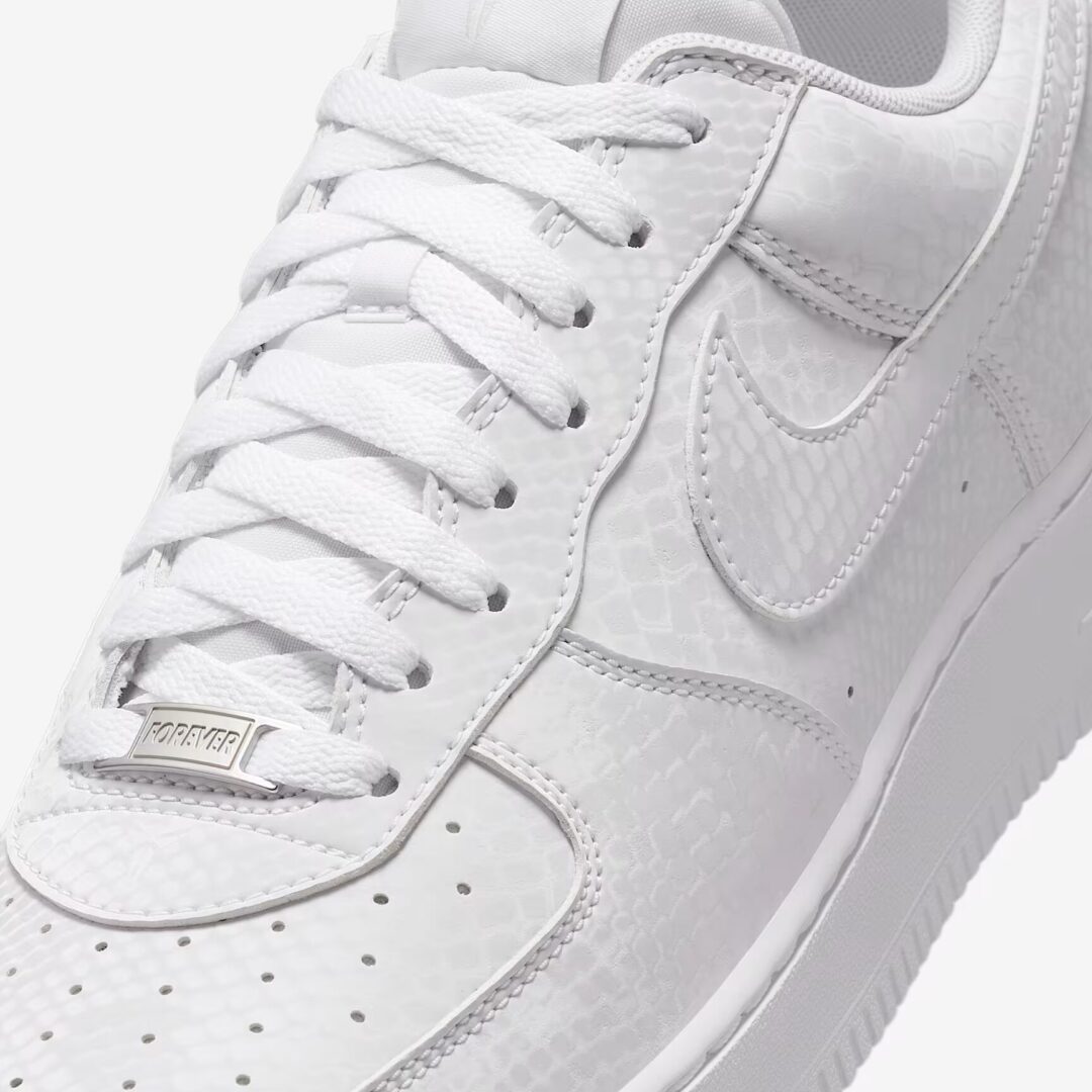 【2025年 7/1 発売】Kobe Bryant Forever × NIKE AIR FORCE 1 LOW QS “Triple White” (コービー・ブライアント ナイキ エア フォース 1 ロー レトロ “トリプルホワイト”) [IB0018-100]