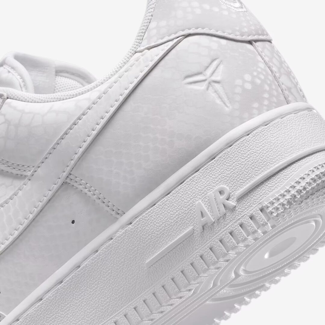 【2025年 7/1 発売】Kobe Bryant Forever × NIKE AIR FORCE 1 LOW QS “Triple White” (コービー・ブライアント ナイキ エア フォース 1 ロー レトロ “トリプルホワイト”) [IB0018-100]